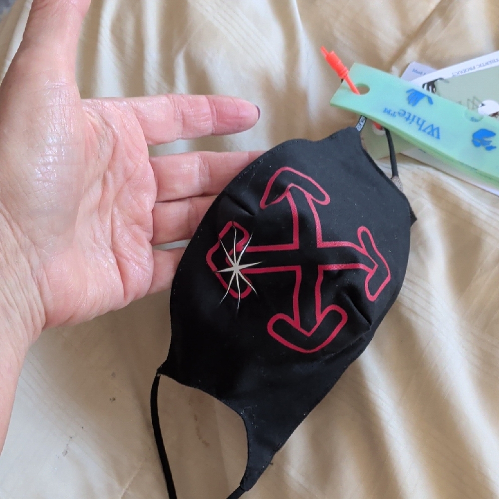 Nwt $200 Off-White Black With Arrow Graphics Face With Tags with Hand Graphics